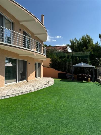 Na prodej luxusní vila s výhledem na moře v Šušajn, Černá Hora