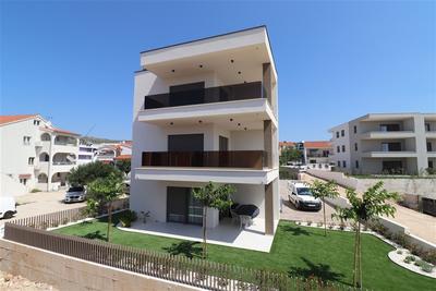 Na prodej nový a moderní apartmán se 3 ložnicemi a částečným výhledem na moře, Vodice, Chorvatsko
