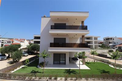 Na prodej nový a moderní apartmán se 3 ložnicemi a částečným výhledem na moře a poblíž krásné pláže, Vodice, Chorvatsko
