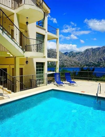 Na prodej prostorný apartmán s přímým výhledem na moře v Prčajn, Černá Hora