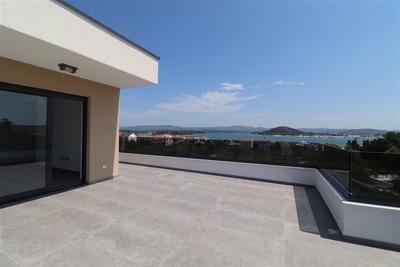 Na prodej velmi pěkný nový, moderní  a prostorný apartmán s výhledem na moře, Murter, Chorvatsko