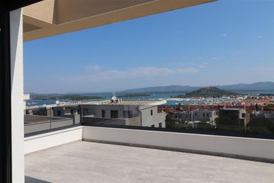 Na prodej nový, moderní a velmi prostorný apartmán s výhledem na moře, Murter, Chorvatsko