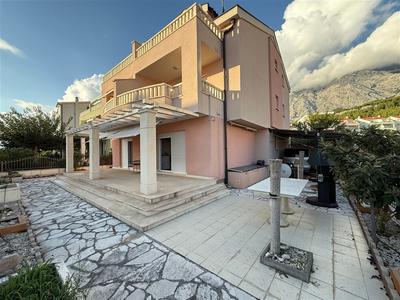 Na prodej  pěkný a  prostorný apartmán se 3 ložnicemi v těsné blízkosti moře a pláže, Promajna, Chorvatsko