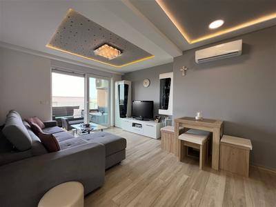 Na prodej krásný a prostorný apartmán se 3 ložnicemi, s garážovým stáním a částečným výhledem na moře, Makarska, Chorvatsko