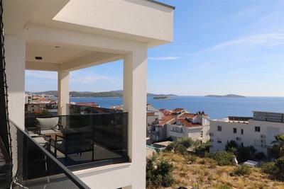 Na prodej luxusní apartmán se 2 ložnicemi s výhledem na moře a v blízkosti pláže, Žečevo Rogozičko, Chorvatsko