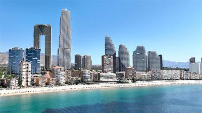 Na prodej moderní apartmán 4+kk s panoramatickým výhledem a terasou v Benidormu, Costa Blanca, Španělsko.