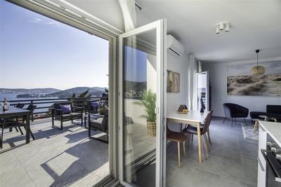 Na prodej pěkný a plně zařízený útulný apartmán se2 ložnicemi s krásným výhledem na moře a v jeho těsné blízkosti, Rogoznica, Chorvatsko