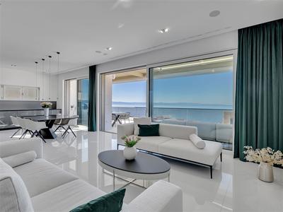 Na prodej velmi prostorný luxusní apartmán se dvěma garážovými stáními  a panoramatickým výhledem na moře, Tučepi, Chorvarsko