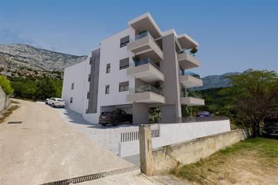 Na prodej nový a prostorný dvoupatrový apartmán se 3 ložnicemi v blízkosti moře, Tučepi, Chorvatsko
