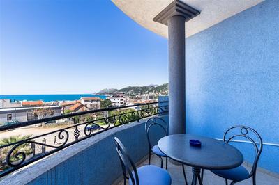 Na prodej vícepodlažní dům s 16ti ložnicemi s kapacitou menšího hotelu v Dobré Vodě, Černá Hora