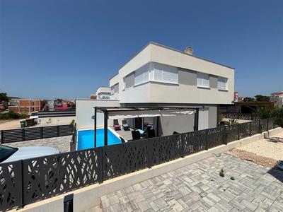 Na prodej polovina moderně postaveného rodinného dvojdomku s bazénem na klidném místě, Vodice, Chorvatsko