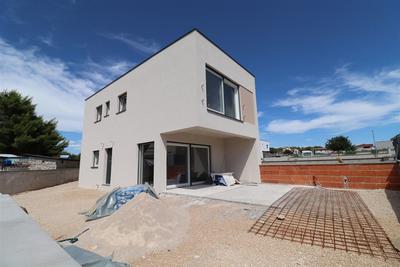 
Na prodej moderní nový řadový dům se zahradou, Pirovac, Chorvatsko
