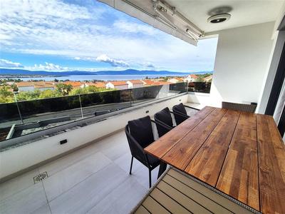 Na prodej prostorný apartmán se dvěma ložnicemi a krásným výhledem na Moře, Malinska, ostrov Krk, Chorvatsko