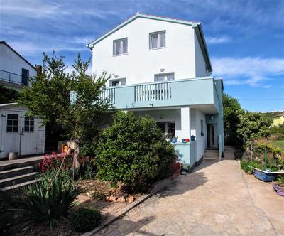 Na prodej pěkný dům se 4 apartmány v blízkosti pláže, Tisno, Chorvatsko