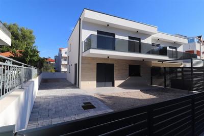 Na prodej nový útulný dům (polovina dvojdomku) se 4 ložnicemi blízko moře a pláže, Vodice, Chorvatsko