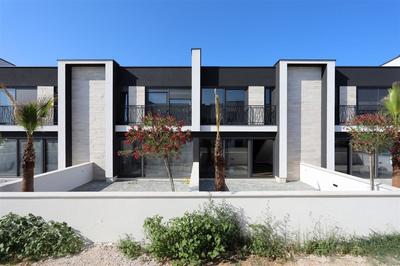 Na prodej nový řadový dům s předzahrádkou v blízkosti moře, Privlaka, Chorvatsko