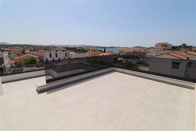 Na prodej krásný a velmi prostorný nový apartmán s částečným výhledem na moře, Brodarica, Chorvatsko