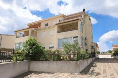 Na prodej plně zařízený a prostorný apartmán se dvěma ložnicemi, velkou terasou a částečným výhledem na moře, Vodice, Chorvatsko