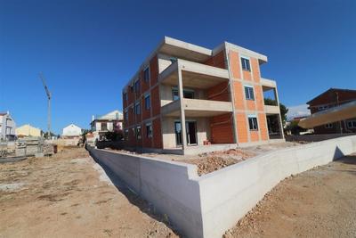 Na prodej nový pěkný apartmán se dvěma ložnicemi a dvorkem, Vodice, Chorvatsko