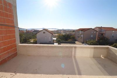 Na prodej moderní apartmán se dvěma ložnicemi s částečným výhledem na moře, Vodice, Chorvatsko