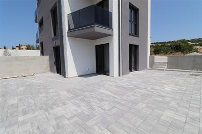 Na prodej nový apartmán s 1 ložnicí a zahradou, poblíž moře, Brodarica, Chorvatsko