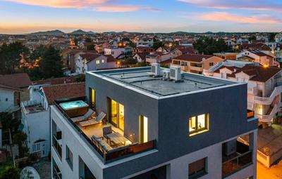 Na prodej moderní apartmán s vířivkou a  částečným výhledem na moře v blízkosti moře, Vodice, Chorvatsko