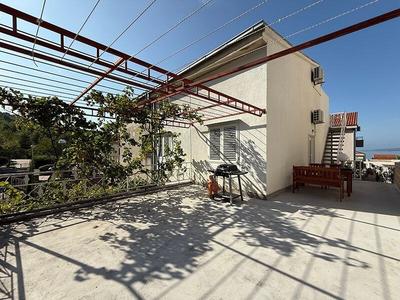 Na prodej dům v původním stavu se 4 apartmány v blízkosti moře a pláže, Promajna, Chorvatsko