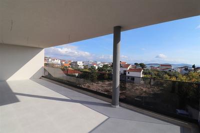 Na prodej nový a velmi prostorný apartmán v blízkosti moře a pláže, Tribunj, Chorvatsko