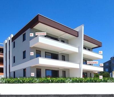 Na prodej nový a velmi prostorný apartmán se třemi ložnicemi a částečným výhledem na moře, ZadarDiklo, Chorvatsko