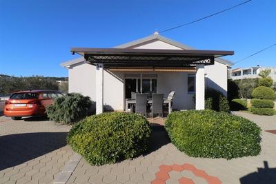 Na prodej pěkný řadový domek s upravenou zahradou poblíž moře, Vodice, Chorvatsko