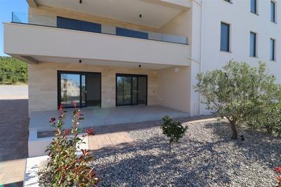 

Na prodej nový komfortní apartmán se 2 ložnicemi a zahrádkou v blízkosti moře, Tribunj, Chorvatsko