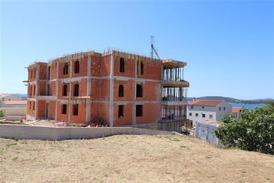 Na prodej nový apartmán se 2 ložnicemi, zahrádkou a panoramatickým výhledem na moře, Vodice, Chorvatsko