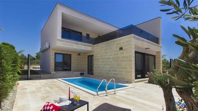 Na prodej velmi pěkný a moderně zařízený dům s garáží a výhledem na moře pouhých pár metrů od moře a pláže, Srima, Chorvatsko