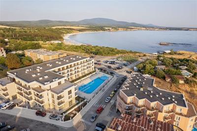 Na prodej pěkný nový a kompletně vybavený  apartmán s jednou ložnicí  v 1. řadě od moře, Achtopol, Bulharsko