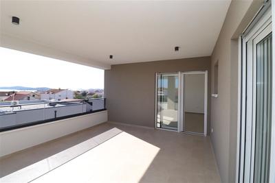 Na prodej nový prostorný apartmán se dvěma ložnicemi, velkou terasou a výhledem na moře, Vodice, Chorvatsko