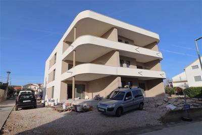 Na prodej nový apartmán se dvěma ložnicemi a předzahrádkou pár metrů od moře, Vodice, Chorvatsko