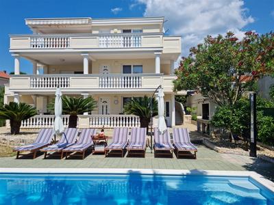 Na prodej velmi pěkný a prostorný apartmán s výhledem na moře a okolní ostrovy, 100 m od pláže,  v malebné obci  Kožino u Zadaru , Chorvatsko