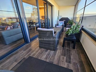 Na prodej moderně zařízený apartmán se dvěma ložnicemi a velkou krytou terasou s částečným výhledem na moře, Malinska, ostrov Krk, Chorvatsko