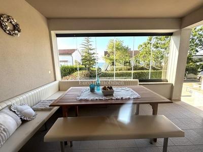 Na prodej krásný apartmán se zahrádkou a částečným výhledem na moře, 100 metrů od pláže, Malinska, ostrov Krk, Chorvatsko