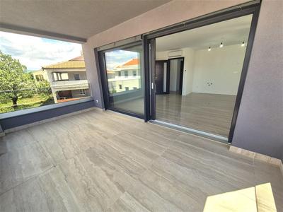 Na prodej nový apartmán se dvěma ložnicemi a částečným výhledem na moře, Malinska, ostrov Krk, Chorvatsko