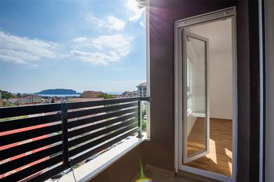 Nový a moderní byt s balkonem nedaleko moře v přímořském středisku Budva, Černé Hora 