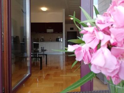 Na prodej útulný apartmán s výhledem na moře v Bečiči , Černá Hora 