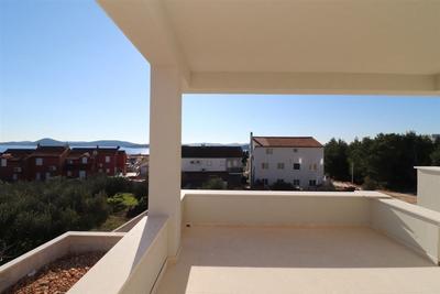 Na prodej nový apartmán se 2 ložnicemi, zahrádkou a panoramatickým výhledem na moře, Vodice, Chorvatsko