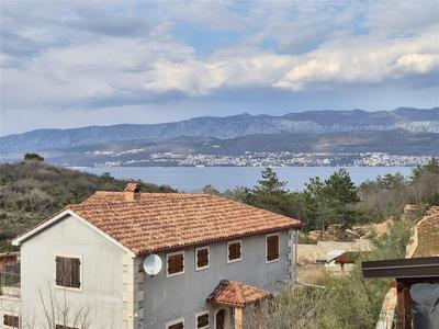 Na prodej pěkný apartmán se dvěma ložnicemi s částečným výhledem na moře, Šilo, ostrov Krk, Chorvatsko