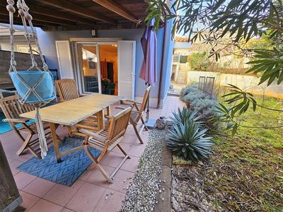 Na prodej hezký apartmán s předzahrádkou v blízkosti moře, Malinska, ostrov Krk, Chorvatsko