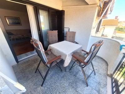 Na prodej apartmán se dvěma ložnicemi, prostornou lodžii v městě Krk v blízkosti moře, Chorvatsko