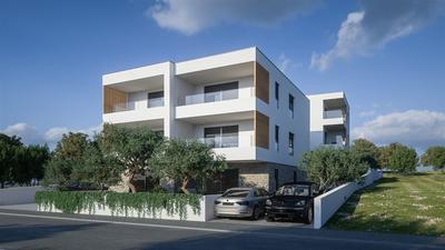 Na prodej nový apartmán se dvěma ložnicemi  v první řadě u moře v těsné blízkosti pláže,  Brrodarica, Chorvatsko