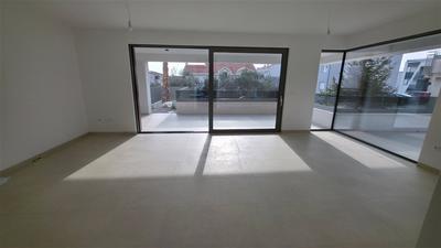 Na prodej exkluzivní apartmán se třemi ložnicemi a předzahrádkou, v blízkosti moře,  ZadarBorik, Chorvatsko