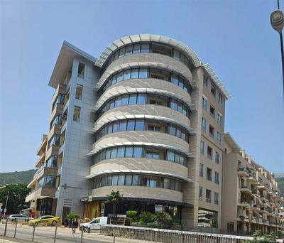 Na prodej prostorný dvouložnicový apartmán 450 od pláže v Budvě, Černá Hora   