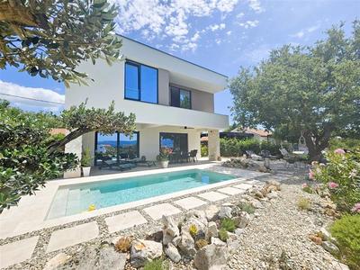 Na prodej nová moderní vila s bazénem a částečným výhledem na moře, ostrov Krk, Chorvatsko